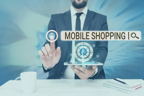 Conceptueel bijschrift Mobile Shopping. Conceptuele foto Kopen en verkopen van goederen en diensten via mobiele Man met scherm van mobiele telefoon Toont de futuristische technologie. — Stockfoto