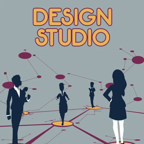 Znak tekstowy pokazujący Studio Projektowe. Pomysł na biznes miejsce pracy dla projektantów i rzemieślników zaangażowanych w koncepcję kilku członków zespołu stojących osobno myślących łączy na podłodze. — Zdjęcie stockowe