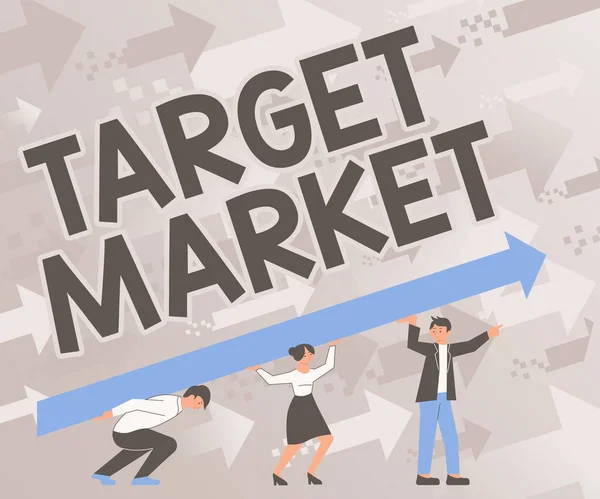 Das Schreiben von Text Target Market. Geschäftskonzept Besondere Verbrauchergruppe, auf die ein Produkt abzielt Vier Kollegen zeichnen stehend einen großen Pfeil für den Erfolg. — Stockfoto