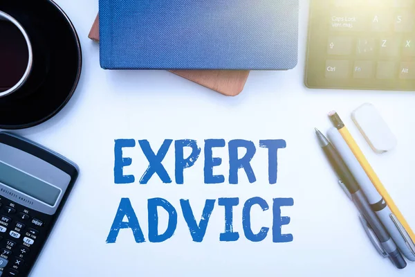 Handstilstext Expert Advice. Ord skrivet på Sage Good Word Professional yttrande Omfattande skicklighet Ace Office förnödenheter över skrivbordet med tangentbord och glasögon och kaffe Cup för arbete — Stockfoto