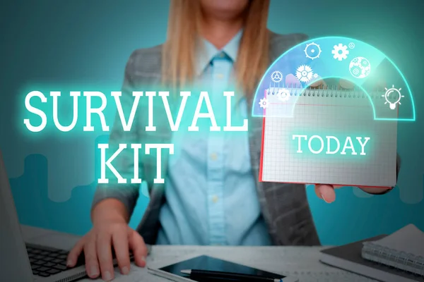 Inspiração mostrando sinal Survival Kit. Word for Emergency Equipment Coleção de itens para ajudar alguém Lady de terno segurando bloco de notas representando pensamento inovador. — Fotografia de Stock