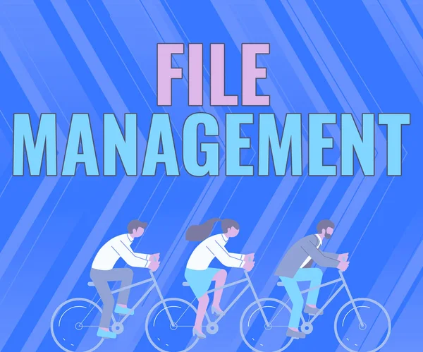 手書きの署名ファイル管理。データを管理するためのユーザーインターフェイスを提供するコンピュータプログラムのための言葉成功したチームワークを表す3つの同僚乗馬自転車. — ストック写真