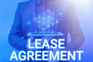 El yazısı Kira Sözleşmesi. Bir partiye ilişkin iş sözleşmesi, kiracının elinde cep telefonunun ekranı olan Futuristik Teknolojiyi gösteren adamı kabul ediyor..