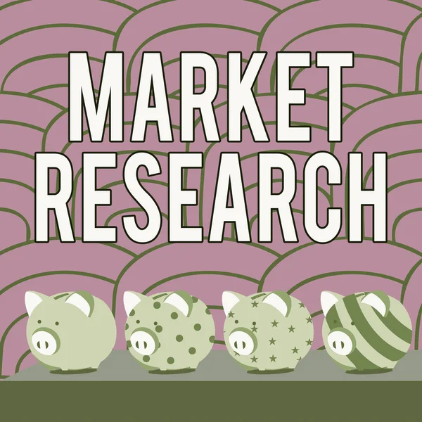 Texto que muestra inspiración Investigación de mercado. Concepto que significa La acción de recopilar información sobre los consumidores Múltiples alcancías dibujando en la mesa con fondo rayado. —  Fotos de Stock