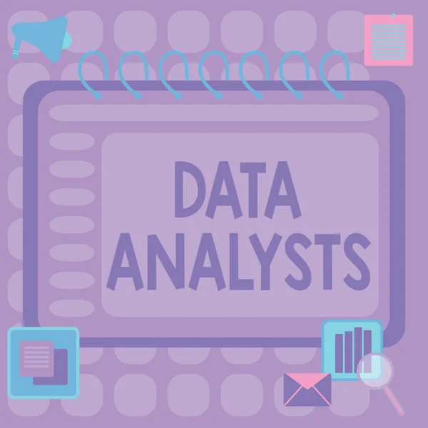 Inspiration visar tecken Data Analysts. Konceptuell foto programmerare Design och skapa rapport Identifierar mönster Blank Open Spiral anteckningsbok med en räknemaskin och en penna på bordet. — Stockfoto