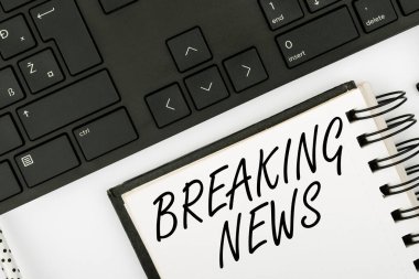 Son dakika haberlerini gösteren bir tabela. İş Konsepti Özel Rapor Duyurusu Mevcut Haber Flashnews Bilgisayar Klavyesi ve Sembolü Oluyor. İletişim İçin Bilgi Ortamı.