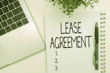 Kavramsal altyazı Kira Sözleşmesi. Bir partinin iş sözleşmesine göre kiralık mallar, klavye, bardaklar ve çalışma için kahve fincanı olan ofis malzemeleri üzerinde anlaşma sağlandı.