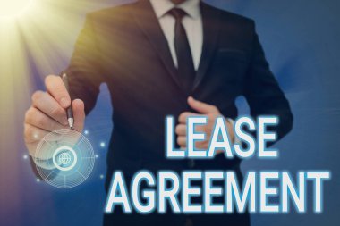 Kira sözleşmesini sunan metin başlığı. Bir partinin iş yaklaşımı sözleşmesine göre, elinde cep telefonu ekranı olan kiracı, gelecekçi teknolojiyi gösteriyor..