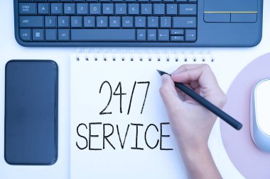 Mesaj işareti 24 ya da 7 Servisi gösteriyor. Kavram, her zaman ofis malzemeleri, klavye, bardaklar ve çalışma için kahve fincanlarıyla sürekli hizmet etmek anlamına gelir.