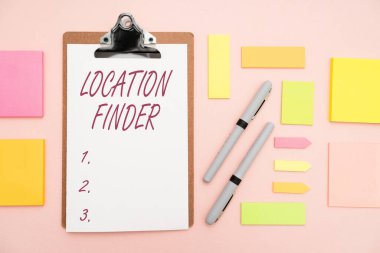 El yazısı metin konum bulucu. İş yaklaşımı A servisi seçilen bir yerin adresini bulmak için Çoklu Koleksiyon Ofisi Kırtasiyesi Fotoğrafı Tablo Üzerine Yerleştirildi