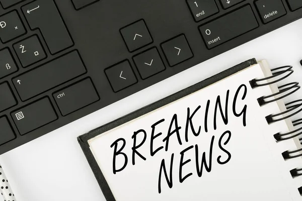 Skriv under med Breaking News. Affärsidé Särskild rapport Meddelande Happening Aktuellt Utgåva Flashnews Dator Tangentbord och Symbol.Information Medium för kommunikation. — Stockfoto