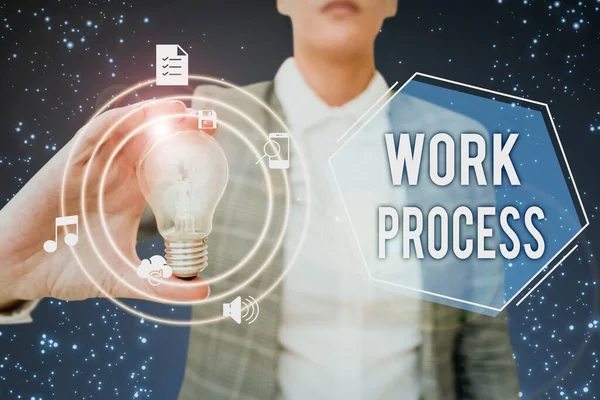 概念表示作業プロセス。ビジネスアイデア特定のジョブルールシステムを処理するための標準手順革新的な思考を表す電球を保持スーツの女性. — ストック写真