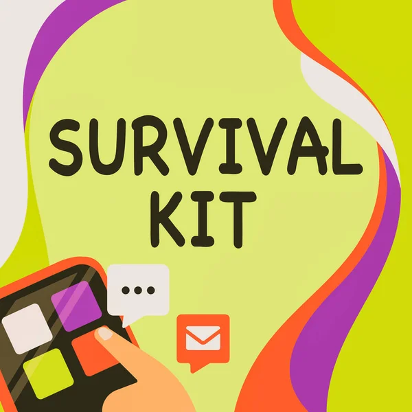 Texto manuscrito Survival Kit. Foto conceptual Equipo de Emergencia Colección de artículos para ayudar a alguien Pulsando el Botón de Aplicación Presentando Conexión de Red Global. — Foto de Stock