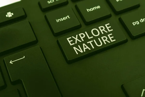 自然を探るを示すテキストキャプション。ビジネスアプローチリザーブキャンプ場保全探検サファリパークコンピュータキーボードとシンボル。情報メディアコミュニケーション. — ストック写真