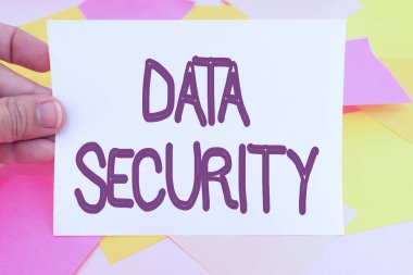 Veri Güvenliğini gösteren bir ilham. Gizlilik Diski Şifreleme Yedekleri Parola Kalkanı Çok Katmanlı Koleksiyon Ofisi Kırtasiyesi Fotoğrafı Tablo Üzerine Yerleştirilmiş