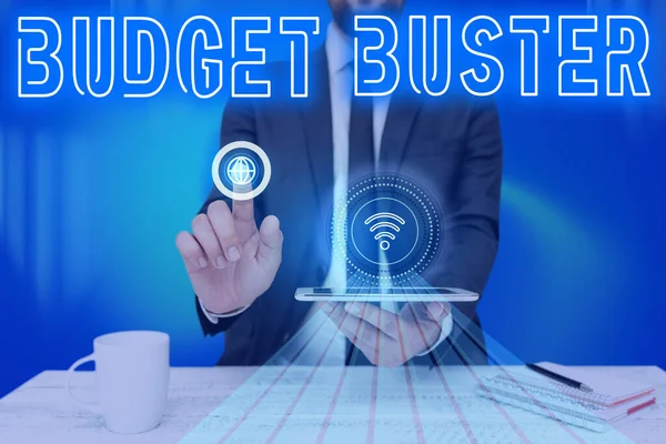 Tekst met inspiratie Budget Buster. Concept betekent zorgeloze uitgaven Koopjes Onnodige aankopen Overbesteding Man met scherm van mobiele telefoon Toont de futuristische technologie. — Stockfoto