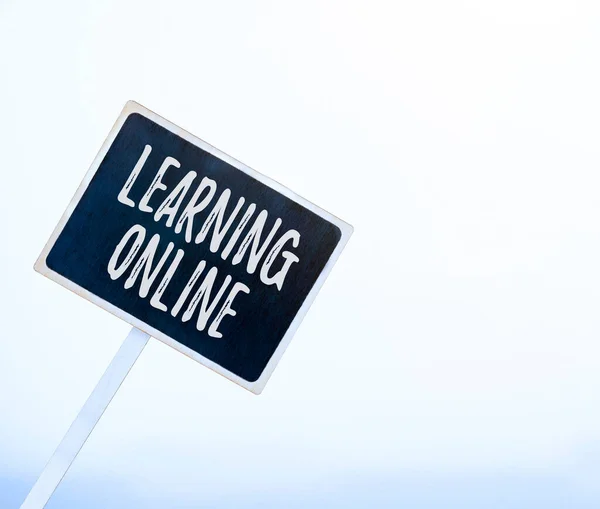 Handschrift tekst Online leren. Zakelijk overzicht Leer iets nieuws met behulp van internet en technologie Blanco Sign Note Holder Voor nieuwe aankondigingen. Plaatje voor recente ideeën Plannen — Stockfoto