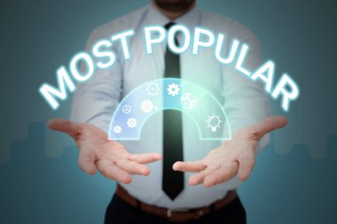 En Popüler İlham 'ı gösteren metin. İş Fikri Hoşuma gitti Toplumdaki gösterinin çoğundan keyif alan takım elbiseli bir iş adamı avuçlarını açık tutarak yenilikçi düşünceyi temsil ediyor.