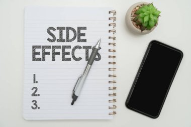 Metin Yan Efektleri Yazılıyor. Çalışma için klavye, bardak ve kahve fincanı olan ilaç ve tedavi bürosu malzemelerine istenmeyen olumsuz bir tepki.