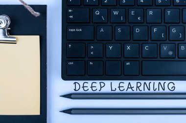Kavramsal manşet Derin Öğrenme. İş Fikri Hiyerarşik Soyutlamalar Yapay Zeka Algoritması Bilgisayar Klavyesi ve Sembol. İletişim için Bilgi Ortamı.
