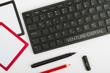 Venture Capital 'ı gösteren bir mesaj. Şirketler tarafından küçük ölçekli bilgisayar klavyesi ve sembollerine sağlanan internet kavramı finansmanı. İletişim için bilgi aracı.