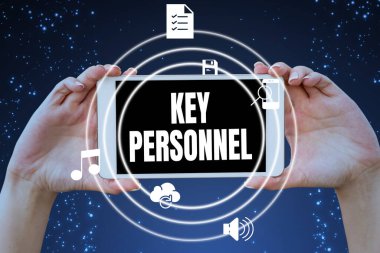 El yazısı metni Anahtar Personel. Program Yönetmenleri Baş Araştırmacı Proje Yöneticileri için Sözcük Elleri tablet tutarak teknolojiyi sembolize eden yenilikçi fikirleri sunar.