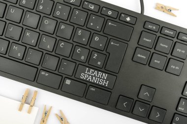 İspanyolca Öğren tabelasını göster. İspanya 'da İş Konsepti Çeviri Dili Sözcük Hazinesi Konuşma Klavyesi ve Sembolü. İletişim İçin Bilgi Ortamı.