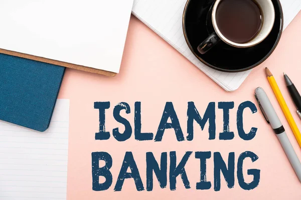 Текстові підписи представляють ісламську банківську справу. Концепція означає банківська система, заснована на принципах Ісламського юридичного офісу Постачання над стендом з клавіатурою і склянками і чашкою кави для роботи — стокове фото