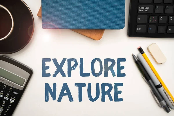 Texto que muestra inspiración Explore la naturaleza. Palabra escrita en Reserva Camping Conservación Expedición Safari Park Office Supplies Over Desk con teclado y vasos y taza de café para trabajar — Foto de Stock