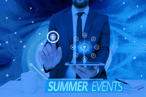 Inspiratie toont teken Zomer Evenementen. Woord voor viering Evenementen die plaatsvindt tijdens de zomer Man met scherm van mobiele telefoon Toont de futuristische technologie. — Stockfoto