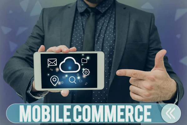 Tekstbord met Mobile Commerce. Conceptuele foto Mobiele telefoon gebruiken om commerciële transacties online uit te voeren Man met scherm van mobiele telefoon Toont de futuristische technologie. — Stockfoto