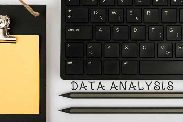 Conceptual caption Data Analysis. Concepto de Internet Traducir números a conclusión analítica Pronóstico de teclado de ordenador y Symbol.Information medio de comunicación. —  Fotos de Stock