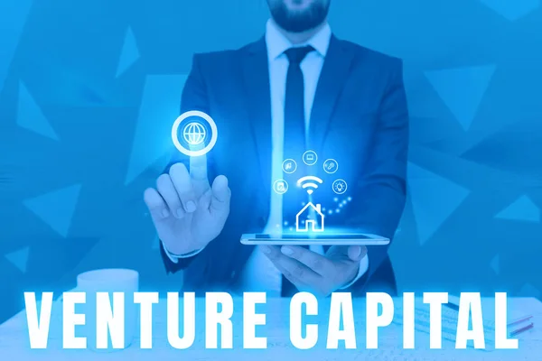แรงบันดาลใจแสดงป้าย Venture Capital คําเขียนเกี่ยวกับการเงินที่จัดหาโดย บริษัท ให้กับขั้นตอนแรกเล็ก ๆ ผู้ชายถือหน้าจอของโทรศัพท์มือถือแสดงเทคโนโลยีในอนาคต . — ภาพถ่ายสต็อก