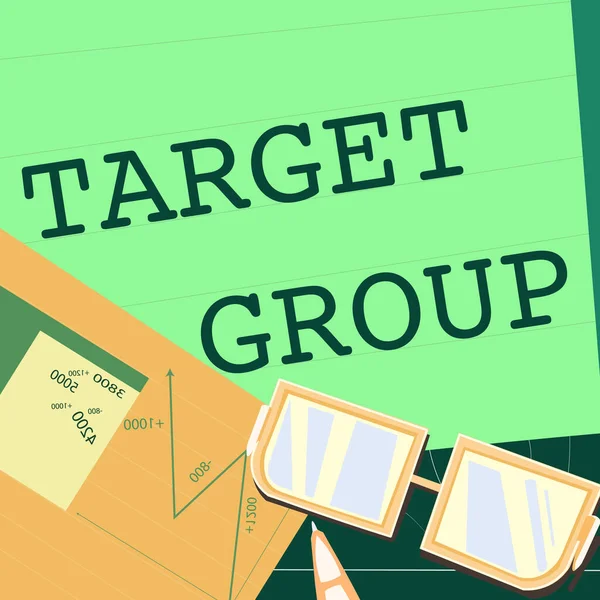 Написання тексту Target Group. Internet Concept Particular показує, що реклама, призначена для того, щоб дотягнутися до паперу сидячи на столі, складається з розрахунків фінансових планів. — стокове фото