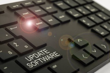 Güncelleme Yazılımını sunan metin başlığı. Kavramsal fotoğraf değiştirme programı ile aynı ürünün yeni versiyonu olan Bilgisayar Klavyesi ve Sembol. İletişim için Bilgi Ortamı.