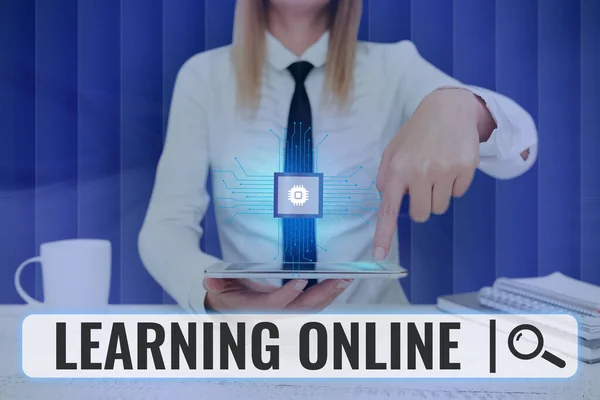 İlham veren Learning Online metni. İş Dünyası Fikri İnternet ve teknolojinin yardımıyla yeni bir şey öğrenin. Geleceğin Teknolojisini Gösteren Bayan Cep Telefonu Baskı Ekranı — Stok fotoğraf