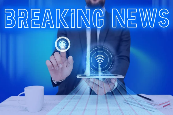 Teksten weergeven Breaking News. Business showcase Special Report Aankondiging Gebeuren Actueel probleem Flashnews Man met scherm van mobiele telefoon Toont de futuristische technologie. — Stockfoto