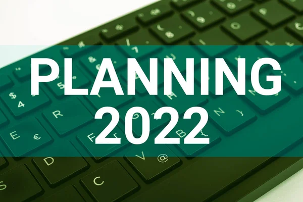 標識計画2022を示すインスピレーション。概念的な意味は、長期的な目標を配置する心の中で終わりから始まりますコンピュータキーボードと象徴.コミュニケーションのための情報メディア. — ストック写真