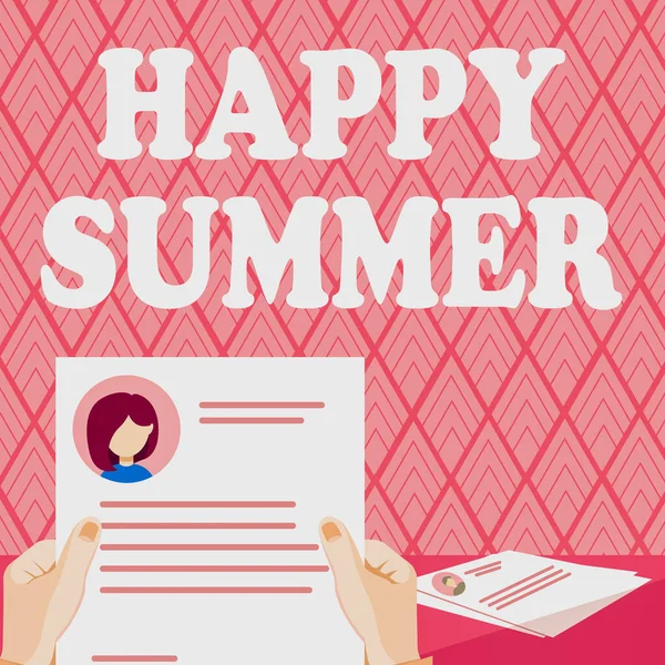 Bildunterschrift: Happy Summer. Geschäftskonzept Strände Sonnenschein Entspannung Warme Sonnenwende Hände halten Lebenslauf zeigt neue Karrierechancen auf. — Stockfoto