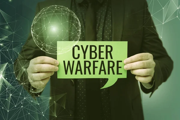 Konceptuell bildtext Cyber Warfare. Konceptuell bild Virtuellt krig Hackare System Attacker Digital tjuv Stalker Affärsman i kostym innehav papper representerar global innovativt tänkande. — Stockfoto