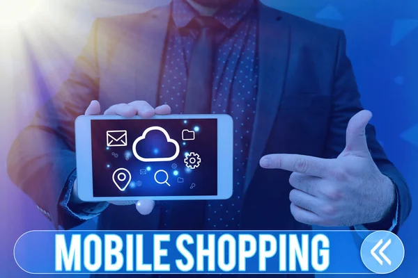 Tekst bijschrift presenteren Mobile Shopping. Concept betekent het kopen en verkopen van goederen en diensten via mobiele Man holding Screen Of Mobile Phone Showing The Futuristic Technology. — Stockfoto