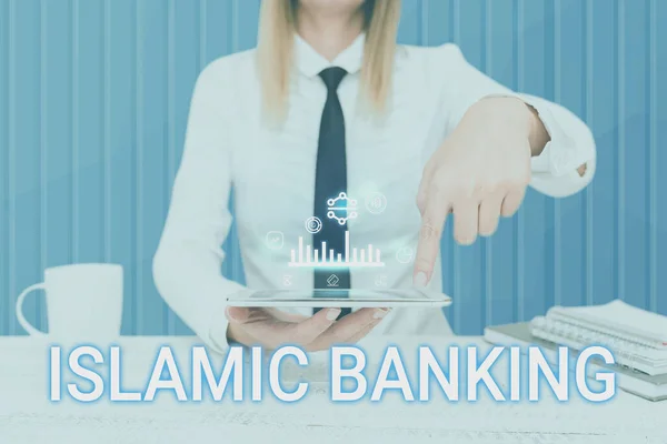 Ručně psané znamení Islámské bankovnictví. Obchodní koncept Bankovní systém založený na zásadách islámského práva Muž držící obrazovku mobilního telefonu zobrazující futuristickou technologii. — Stock fotografie