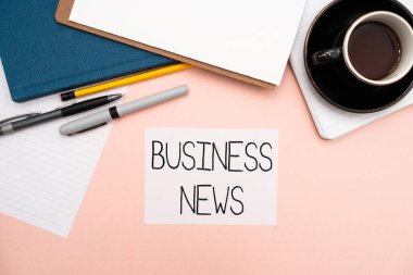 İş Dünyası Haberleri 'nin ilhamı. Ticari Bildirim Ticaret Raporu Piyasa Güncellemesi Şirket İçgörü Ofisi Malzemeleri Klavye, Gözlük ve Kahve Bardağı Çalışmak İçin