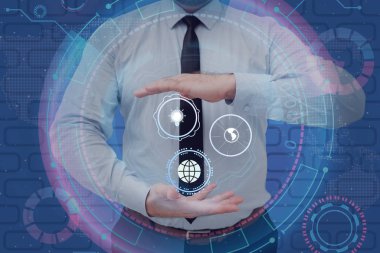 Takım elbiseli bir işadamı avuçlarını açık tutarak gelecekteki teknolojiyi sembolize eden yenilikçi düşünceyi temsil ediyor. Adam yaratıcı düşüncelere doğru kollarını açıyor..