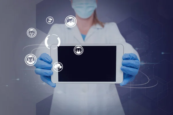 Νοσοκόμα κρατώντας tablet συμβολίζει την επιτυχή ομαδική εργασία που επιτυγχάνεται νεότερο έργο. Ιατρός που μεταφέρει ηλεκτρική συσκευή που αντιπροσωπεύει τη διαχείριση της συνδυασμένης προσπάθειας. — Φωτογραφία Αρχείου