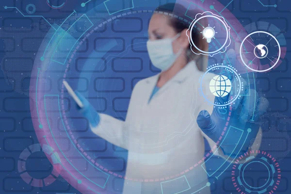 Η νοσοκόμα με στολή που δείχνει προς τα πάνω αντιπροσωπεύει την παγκόσμια καινοτόμο σκέψη που ολοκληρώνει την ομαδική εργασία. Ιατρός που κρατά το δάχτυλο ψηλά συμβολίζοντας την παγκόσμια καινοτόμο σκέψη. — Φωτογραφία Αρχείου