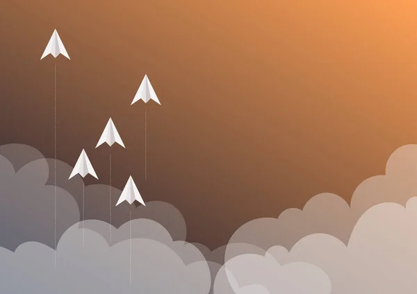 Pět papírových letadel vznášejících se na obloze obklopených mraky představujícími dosažení cílů. Kartonová letadla dosahující obzoru symbolizující úspěšné dokončení projektů. — Stockový vektor