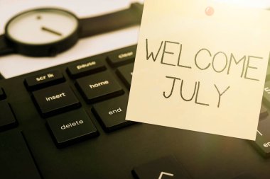 El yazısı tabelası. Hoş geldin Temmuz. İş Konsepti Takvimi Yedinci Ay 31 gün Üçüncü Çeyrek Yeni Mevsim Bilgisayar Klavyesi ve Sembol. İletişim İçin Bilgi Ortamı.