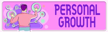 Kavramsal manşet Kişisel Büyüme. İş fikri becerilerinizi geliştirir. Yeni malzemeler öğrenin. Dairesel çizelgeyi manipüle eden adam başarılı strateji oluşturmayı temsil ediyor..
