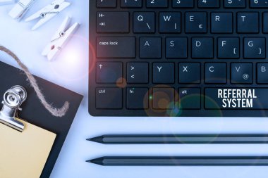 El yazısı metni Referans Sistemi. Bilgisayar Klavyesi ve Sembolü için kendi hastasını başka bir doktora gönderen kavramsal fotoğraf. İletişim için Bilgi Ortamı.